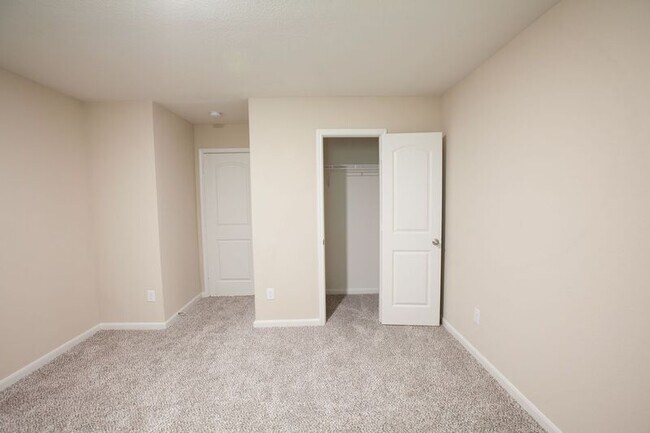 Building Photo - 1917 Dahlia Way