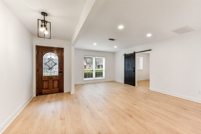 Building Photo - 5946 Valkeith Dr