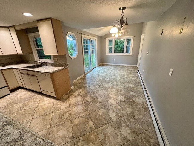 Building Photo - Single Family Home for Rent in Longmeadow!
