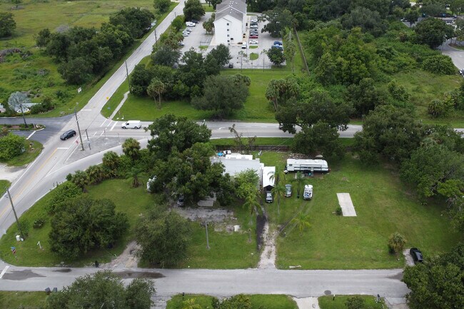 Building Photo - Sabal Ln