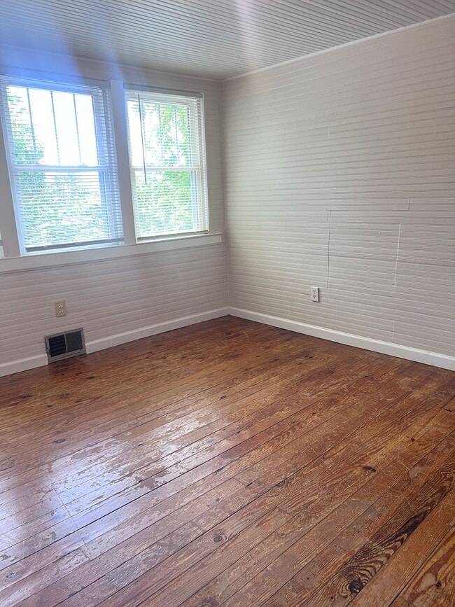 Building Photo - Unique 3 bedroom, 2 bathroom home for rent...