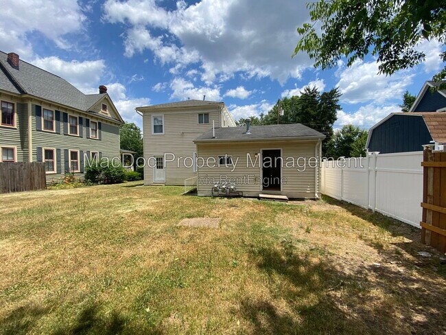 Building Photo - 806 Weedon St