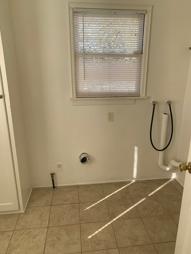 Laundry room - 1803 N Allen Ave