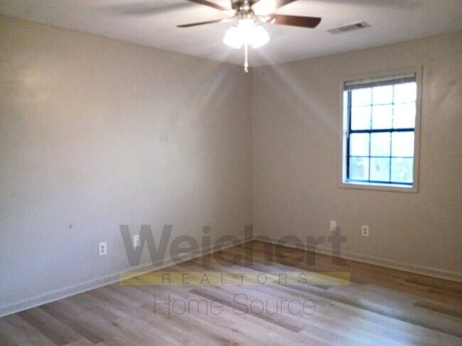 Building Photo - 712 N 6 1/2 St