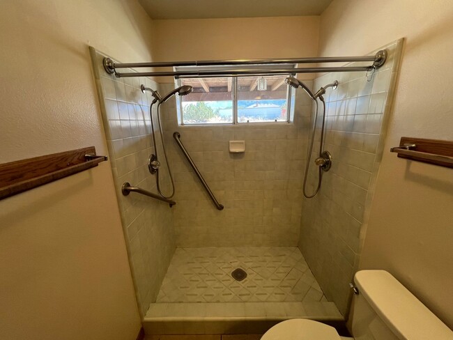 Building Photo - Charming Single-Story Retreat on 1.77 Acres