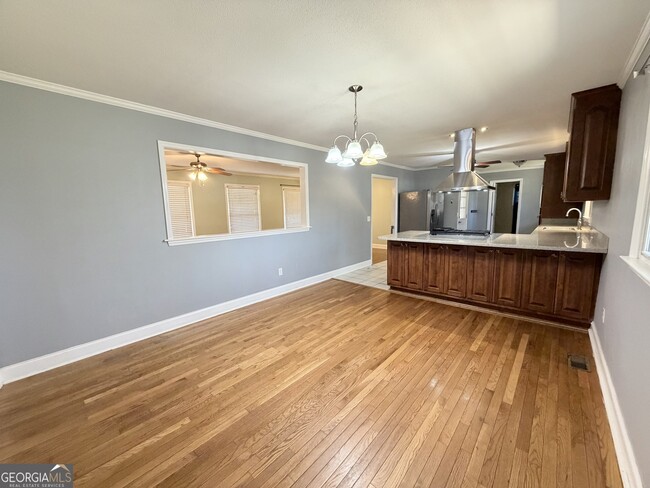 Building Photo - 560 Greencrest Dr