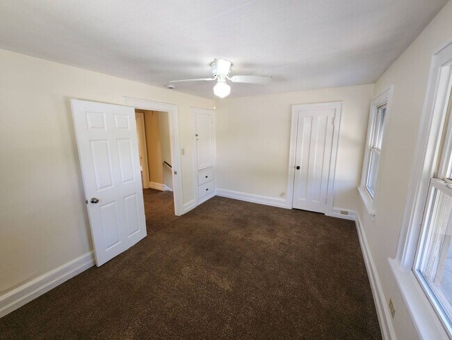 Building Photo - Charming 3-Bedroom Property In Prime location