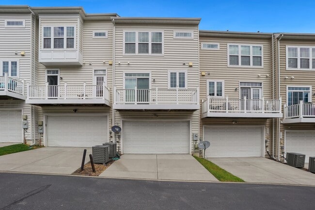 Building Photo - 3 BEDROOM, 4 BATHROOM TOWNHOME AVAILABLE MARCH 15th SUMMERFIELD RESIDENCES AT VICTORY PROMENADE!