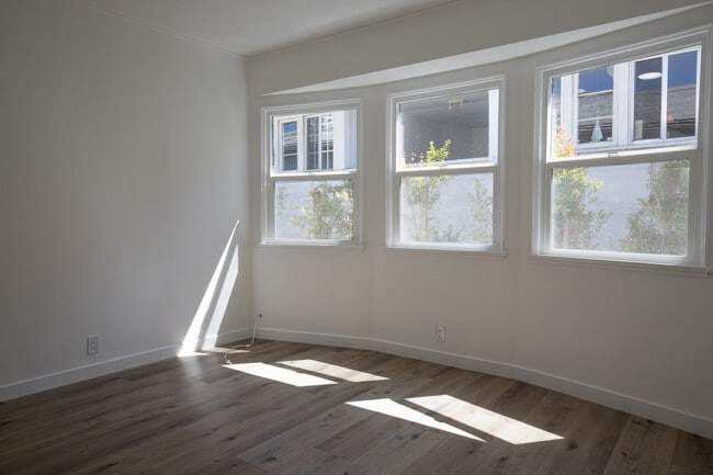 Building Photo - 1324 Devon Ave