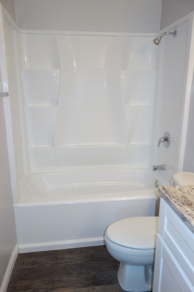 Building Photo - Renovated Large 2 Bedroom/1 Bathroom Top F...