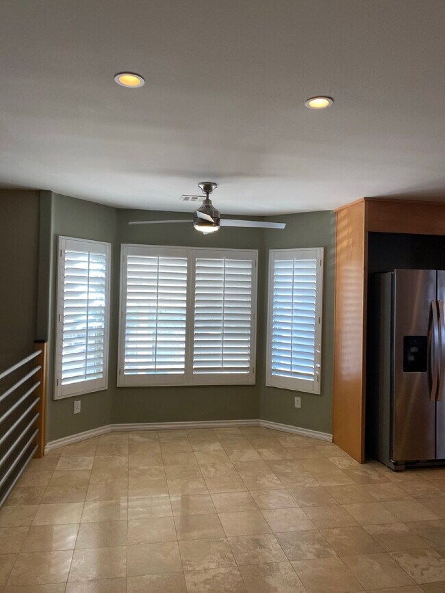 Building Photo - 5-bedroom split level home with GRASS/PRIVATE POOL