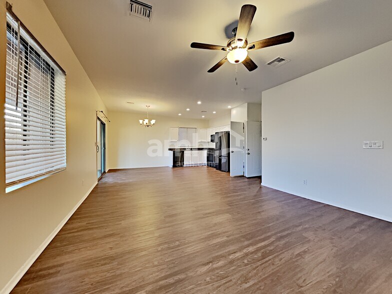 Building Photo - 902 E Autumn Harvest Pl