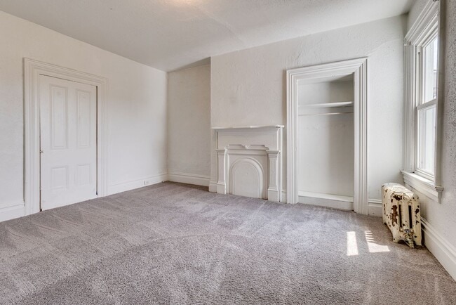 Building Photo - AVAILABLE July 2026 - Huge 5 Bedroom, 2 Bath Home in South Side Slopes w/ Garage Attached!