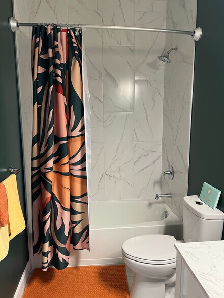 Building Photo - Room in House on Holland Ct