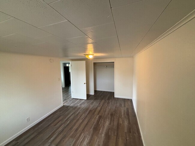 Building Photo - 547-R547 Mary St