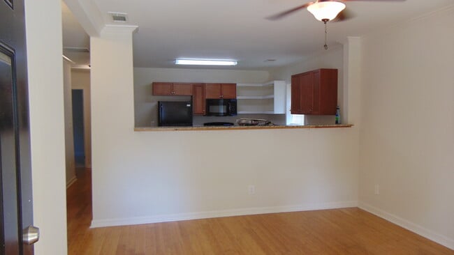 Building Photo - 1051 Grant Way SE