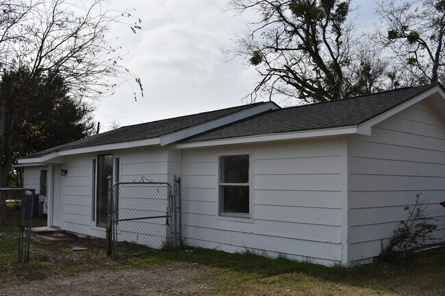 Building Photo - 108 E Kirby Ave