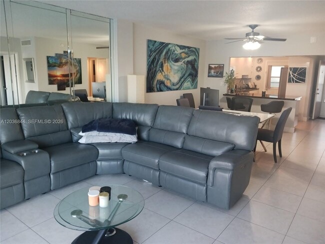 Building Photo - 400 Golden Isles Dr