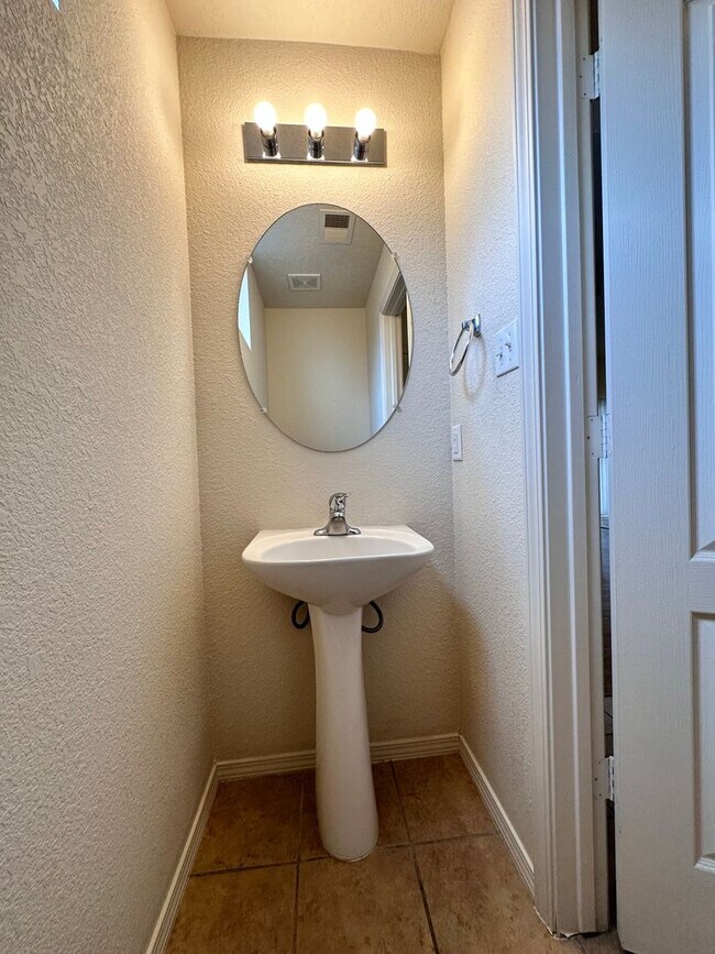 Building Photo - Stunning 2 story 2575 sq ft home- New Carpet