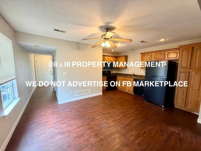 Building Photo - 921 SW Peach Tree Ln