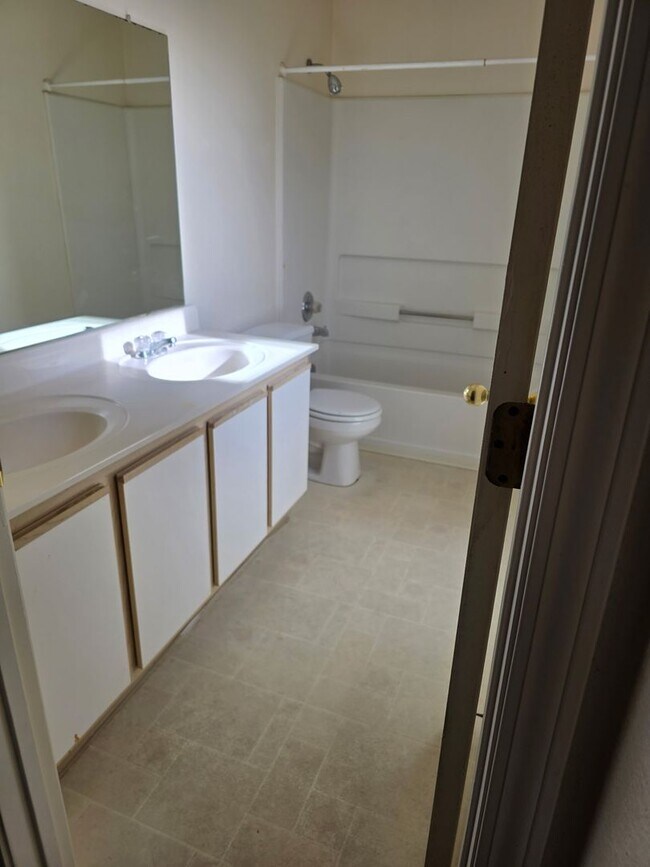 Building Photo - 3BR, 2BA, 2CG