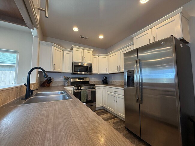 Building Photo - CHECK OUT THIS BEAUTIFUL HOME IN MAPLE MEADOWS!!
