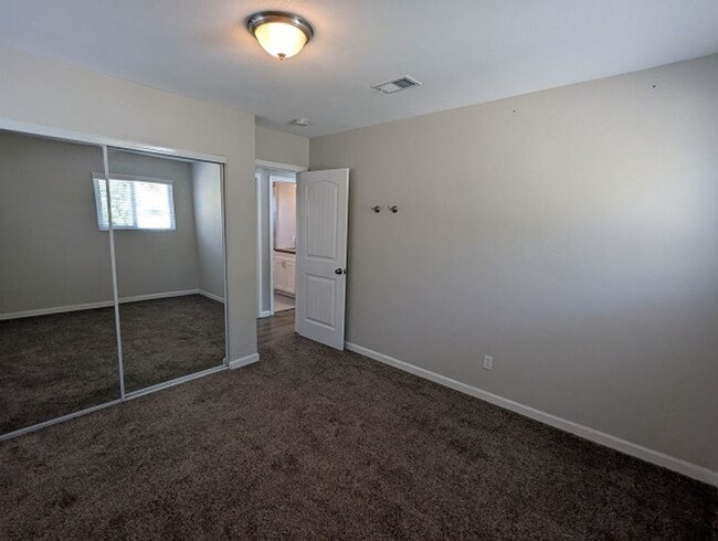 Building Photo - 3 Bedroom - 1 Bath House in San Diego