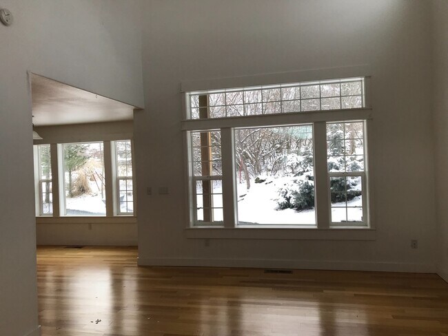 Building Photo - 3 Bedroom 2.5 Bathroom