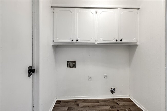 Building Photo - 9710 N Oak Cliff Dr