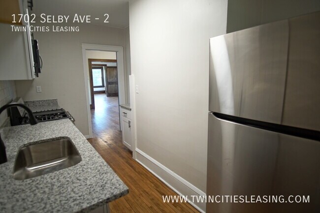 Building Photo - Newly Renovated Apartment! Fantastic Locat...