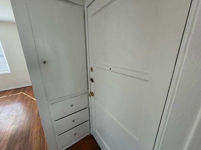 Building Photo - 9217 Alcott St