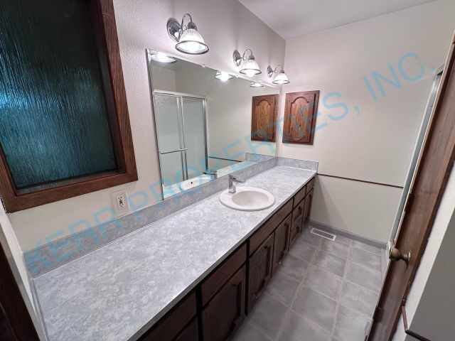 Building Photo - Charming 3-Bedroom Haven in Oregon City with 2 Full Baths – 1,350 Sq. Ft. of Comfort!