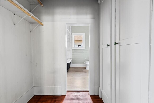 Building Photo - 108 N Ave B