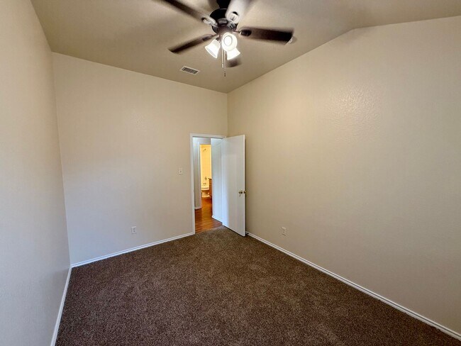 Building Photo - Beautiful 3 bedroom, 2 bathroom home in th...