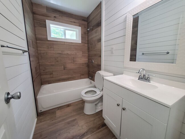 Building Photo - 2577 Eastwood Dr
