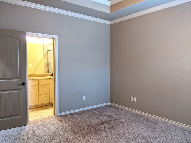 Building Photo - 3 Bed 3 Bath Townhome in Summit Crossing for Fall 2026 Move In!