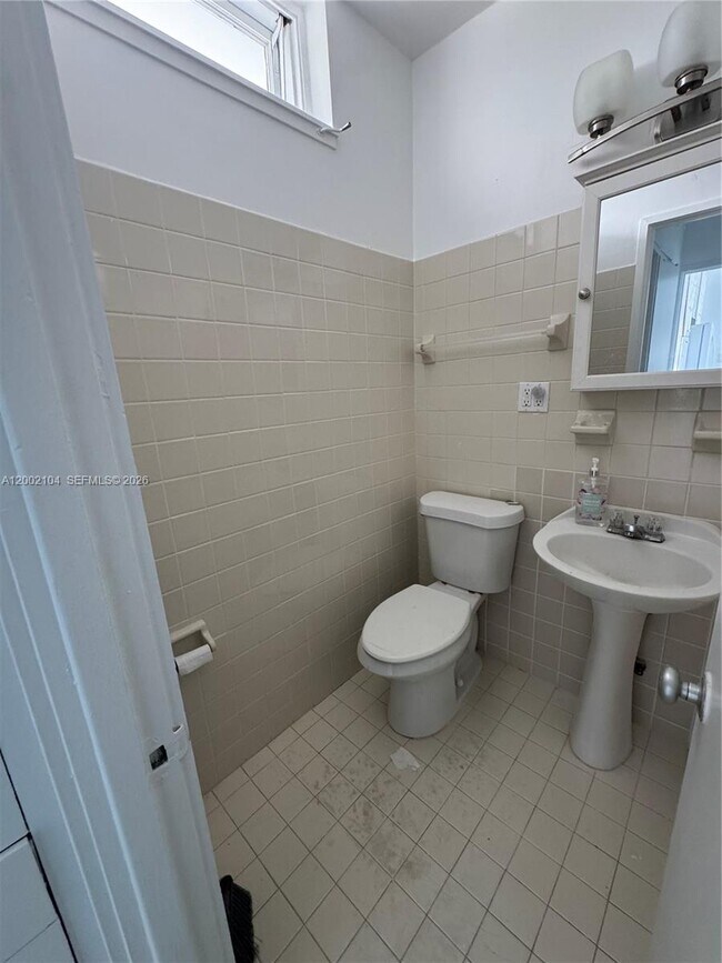 Building Photo - 10281 E Bay Harbor Dr