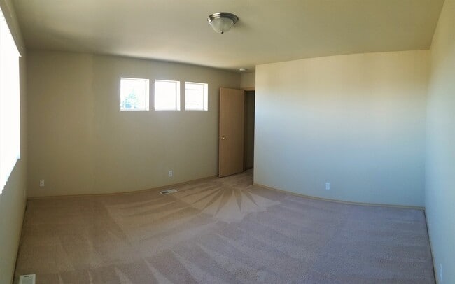 Building Photo - 4 Bedroom 2.5 Bath plus Bonus Room in East...