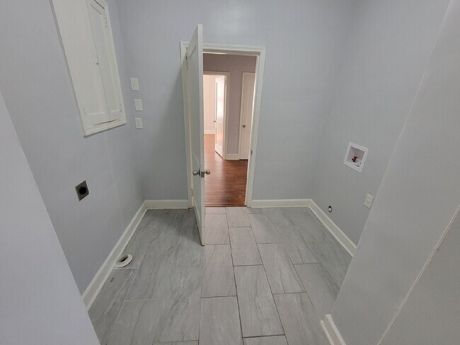 Building Photo - Charming 3-Bedroom Retreat with Hardwood Elegance