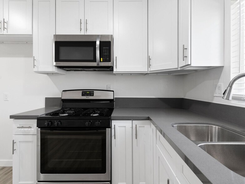 Building Photo - 1577 Pine Ave