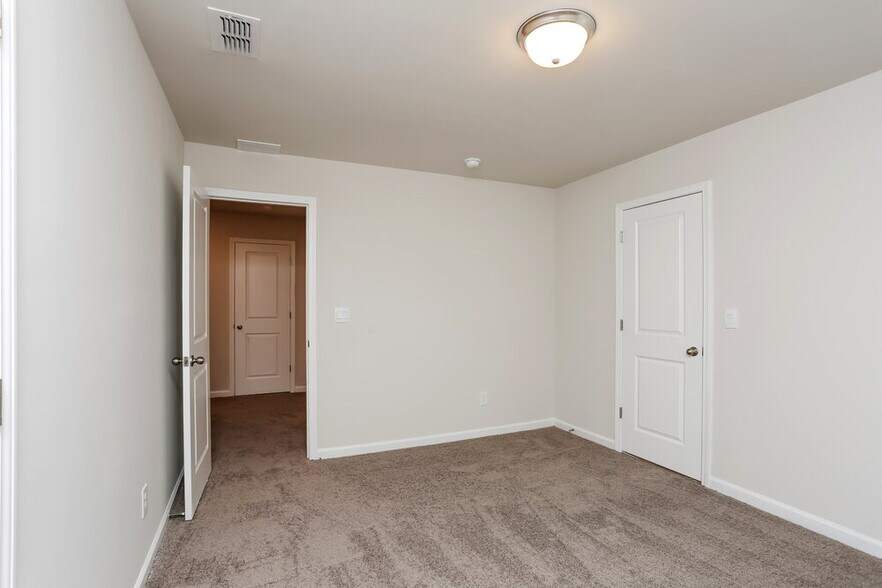 Building Photo - 1157 Sunny Lake Dr