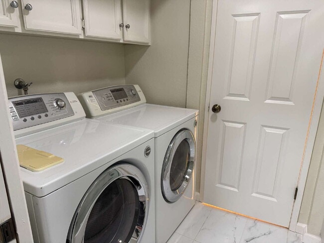 Building Photo - Remodeled Condo