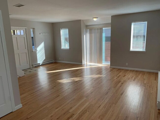 Building Photo - 2 Bedroom 1 Bathroom