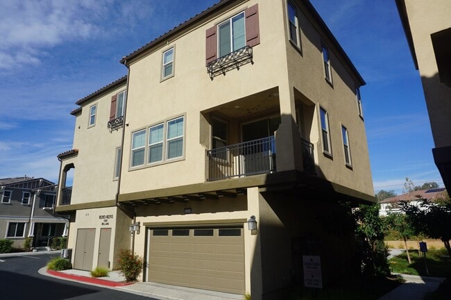 Building Photo - Beautiful 2 Bed 2.5 Bath End Unit with Lof...