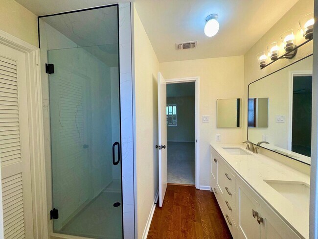 Building Photo - Move-In Special. 1 Month Free Rent with a 12-month lease