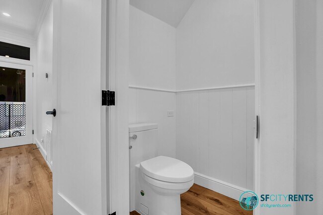 Building Photo - Russian Hill: Recently Remodeled Flat with In-Unit Washer & Dryer & A/C