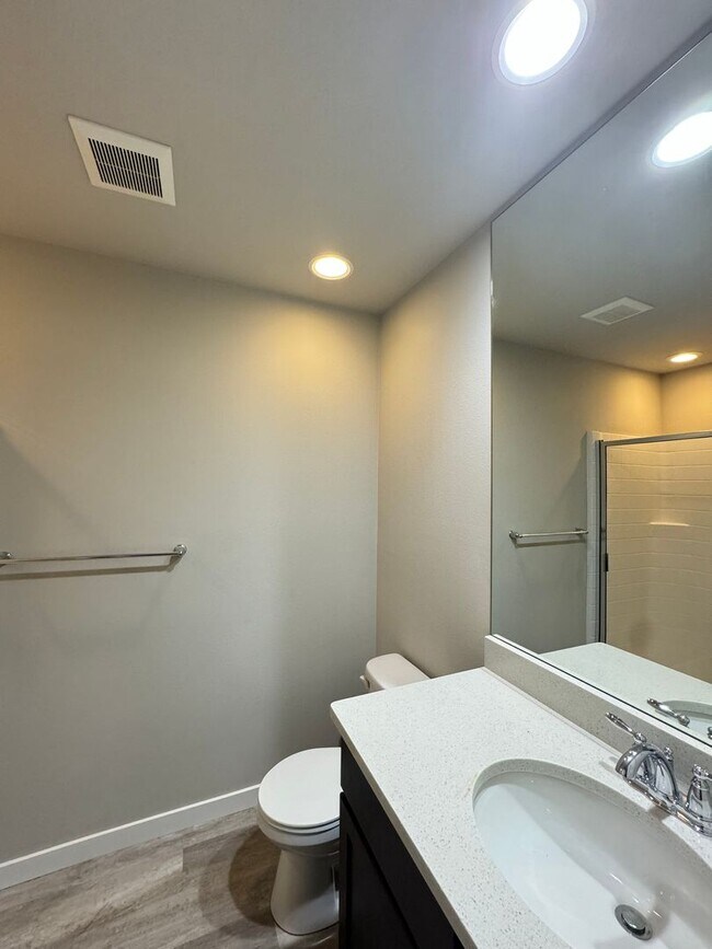 Building Photo - 3B/3B cozy townhome