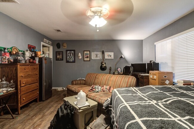 Building Photo - Rare find 5-bedroom 4-bathroom home near T...