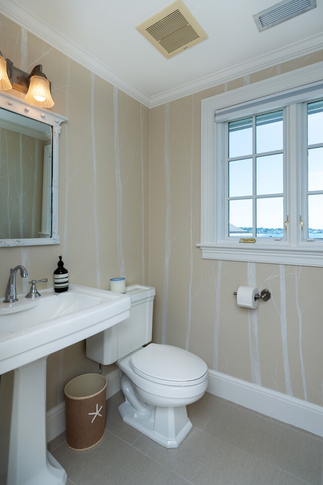 Building Photo - 3 Barclay Sq