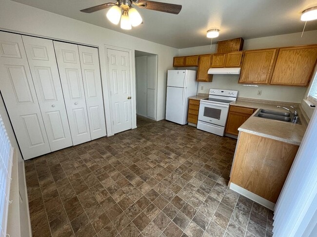 Building Photo - 3905 Pheasant Dr